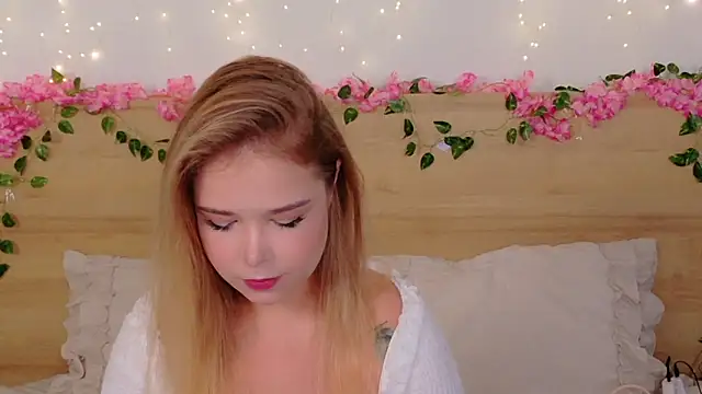 Lilith Bonheur online show from 10/23/25, 08:07