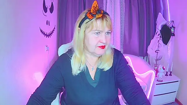 EmmaEllison online show from 10/31/25, 06:58