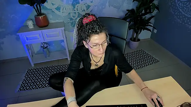 Snapshot of UmaSpace chatting on 11/21/25, 05:06 UmaSpace online show from 11/21/25, 05:06