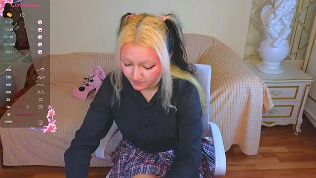 JuicyLullu online show from 11/15/25, 11:40