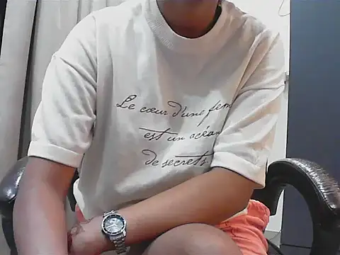 Snapshot of short_girl_ chatting on 09/28/25, 04:45 short girl online show from 09/28/25, 04:45