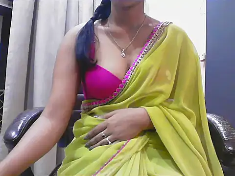 Snapshot of short_girl_ chatting on 10/08/25, 04:37 short girl online show from 10/08/25, 04:37