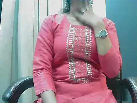 Snapshot of short_girl_ chatting on 10/10/25, 04:39 short girl online show from 10/10/25, 04:39