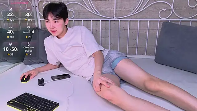 Snapshot of HeejinWang chatting on 12/18/25, 04:18 HeejinWang online show from 12/18/25, 04:18