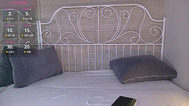 Snapshot of HeejinWang chatting on 12/21/25, 08:27 HeejinWang online show from 12/21/25, 08:27