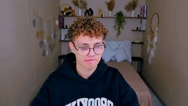 Snapshot of NathanCurl chatting on 11/18/25, 10:31 NathanCurl online show from 11/18/25, 10:31