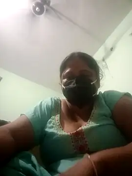 Snapshot of Mmm143 chatting on 09/29/25, 08:24 Mmm143 online show from 09/29/25, 08:24