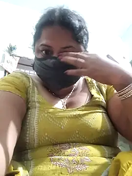 Snapshot of Mmm143 chatting on 10/26/25, 01:00 Mmm143 online show from 10/26/25, 01:00