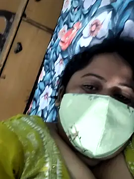 Snapshot of Mmm143 chatting on 10/26/25, 01:39 Mmm143 online show from 10/26/25, 01:39