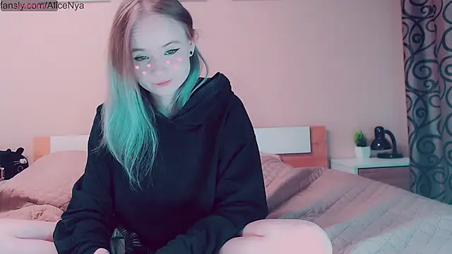 Snapshot of AliceNya_cute chatting on 10/05/25, 04:00 AliceNya cute online show from 10/05/25, 04:00