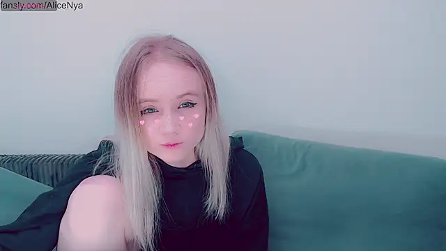 Snapshot of AliceNya_cute chatting on 10/26/25, 03:56 AliceNya cute online show from 10/26/25, 03:56