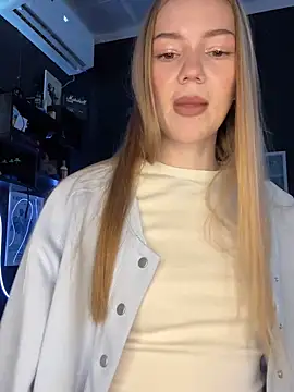 Snapshot of MilaMoone chatting on 01/18/26, 10:52 MilaMoone online show from 01/18/26, 10:52