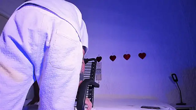 Snapshot of j_martony chatting on 09/18/25, 01:02 j martony online show from 09/18/25, 01:02