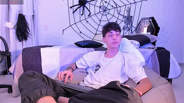 Snapshot of j_martony chatting on 10/07/25, 12:02 j martony online show from 10/07/25, 12:02