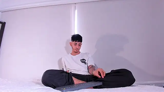 Snapshot of j_martony chatting on 11/25/25, 12:05 j martony online show from 11/25/25, 12:05