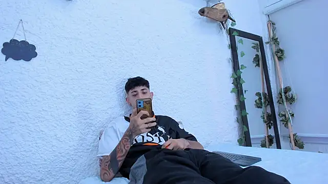 Snapshot of j_martony chatting on 12/18/25, 04:40 j martony online show from 12/18/25, 04:40