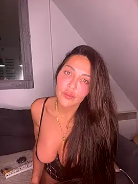 Lara khalifaa online show from 11/13/25, 12:31