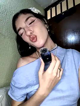 Emily-hottson online show from 10/17/25, 04:59