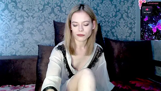 Snapshot of Kate__Loves chatting on 12/17/25, 07:31 Kate Loves online show from 12/17/25, 07:31