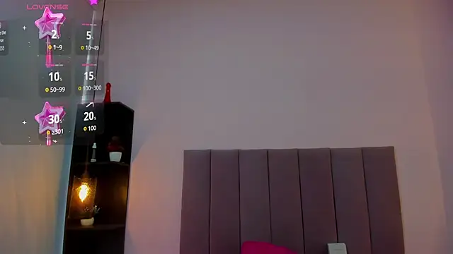 HoollyHendrix online show from 10/28/25, 08:22