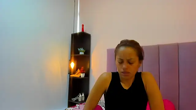 HoollyHendrix online show from 11/28/25, 08:33