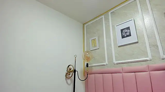 HoollyHendrix online show from 12/01/25, 08:25