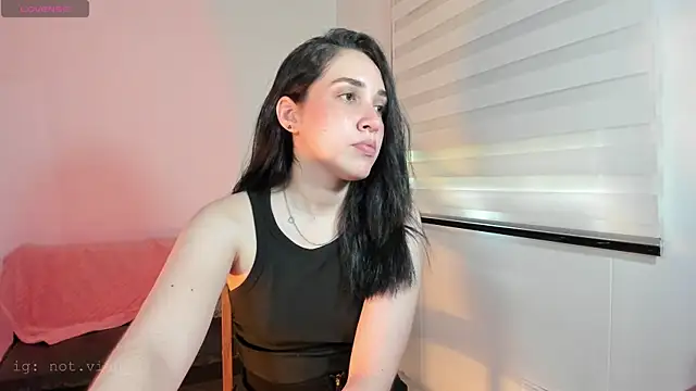 Snapshot of SarahCastillo_ chatting on 03/13/26, 04:13 SarahCastillo online show from 03/13/26, 04:13