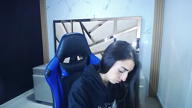 Maily a  online show from 12/16/25, 03:44