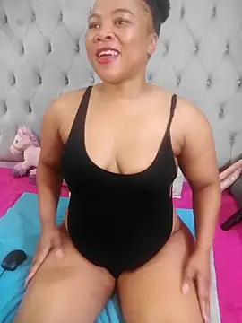 Snapshot of massive_booty25 chatting on 11/25/25, 04:18 massive booty25 online show from 11/25/25, 04:18