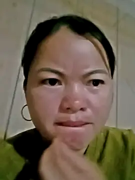 emly-xinh18 online show from 11/26/25, 10:22