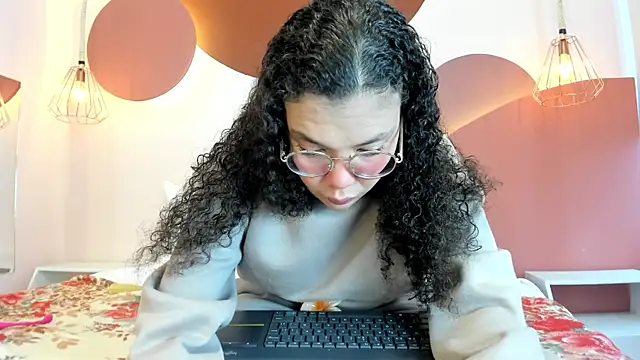 Snapshot of SweetStarr_ chatting on 09/30/25, 12:54 SweetStarr online show from 09/30/25, 12:54