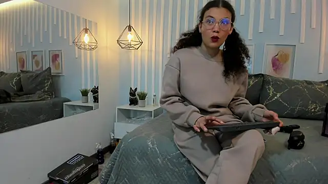 Snapshot of SweetStarr_ chatting on 10/21/25, 12:39 SweetStarr online show from 10/21/25, 12:39