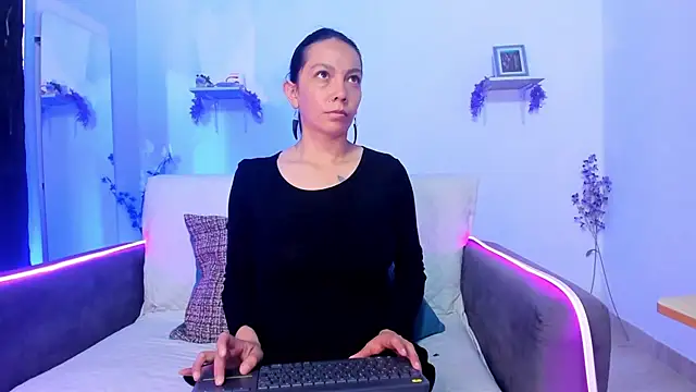 karlaaa   online show from 12/15/25, 03:05