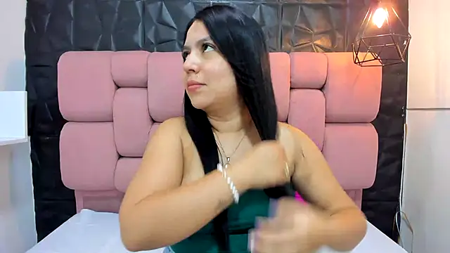 Snapshot of TessaCollinns chatting on 09/26/25, 02:21 TessaCollinns online show from 09/26/25, 02:21