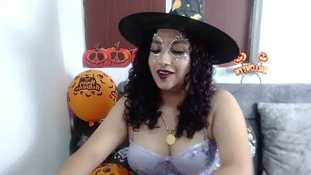 Snapshot of Gia_Dior chatting on 10/31/25, 10:44 Gia Dior online show from 10/31/25, 10:44