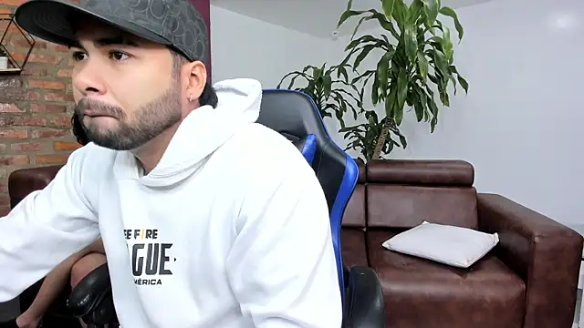 Hot Threesomee online show from 10/03/25, 01:08