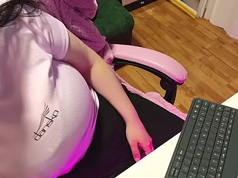 valery cute 18 online show from 01/06/26, 10:52