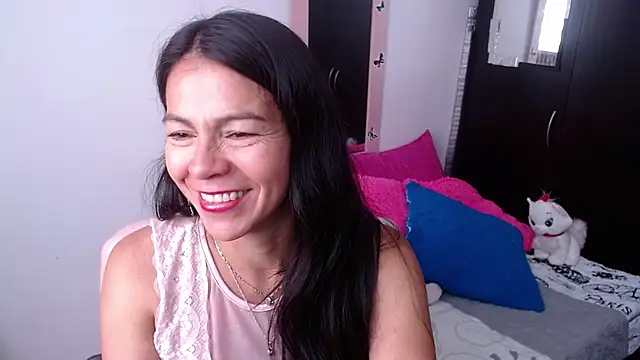 Snapshot of camilavargas_ chatting on 11/17/25, 04:35 camilavargas online show from 11/17/25, 04:35