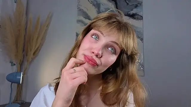 Snapshot of pienaple chatting on 10/09/25, 05:27 pienaple online show from 10/09/25, 05:27