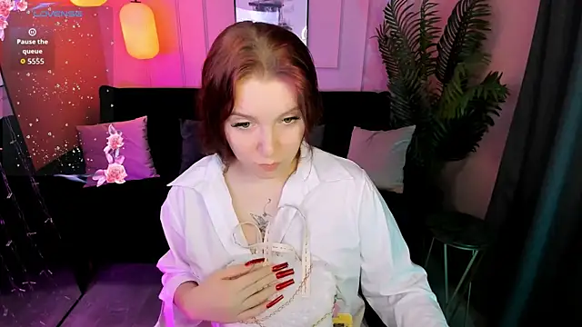 Layla Glam online show from 04/12/26, 02:11