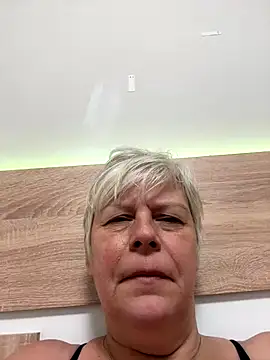 Snapshot of VyC7564 chatting on 11/15/25, 08:33 VyC7564 online show from 11/15/25, 08:33