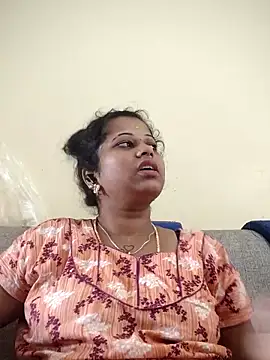 Snapshot of sweetqueen143 chatting on 10/14/25, 04:35 sweetqueen143 online show from 10/14/25, 04:35