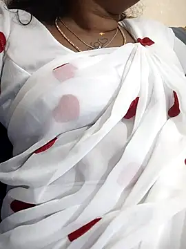 Snapshot of sweetqueen143 chatting on 11/02/25, 01:35 sweetqueen143 online show from 11/02/25, 01:35