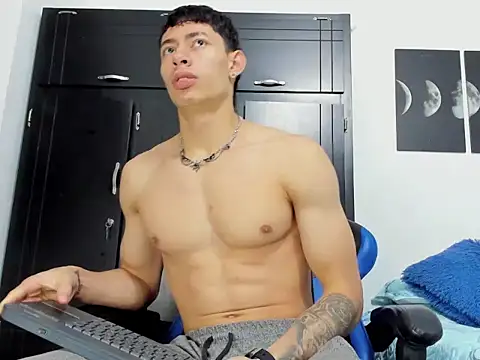 Snapshot of jey_cox23 chatting on 10/04/25, 10:57 jey cox23 online show from 10/04/25, 10:57