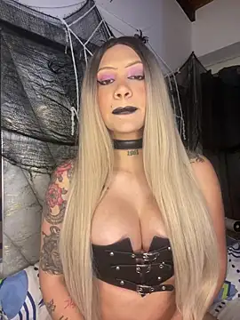 Snapshot of liahouses chatting on 10/22/25, 10:53 liahouses online show from 10/22/25, 10:53