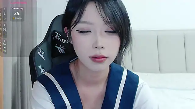 Snapshot of Puppy-12 chatting on 12/17/25, 11:16 Puppy-12 online show from 12/17/25, 11:16