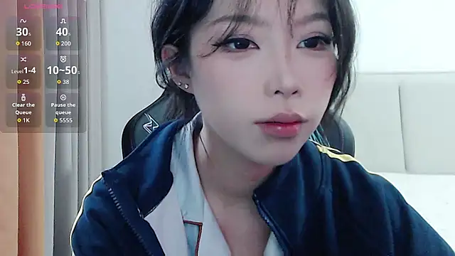 Snapshot of Puppy-12 chatting on 12/19/25, 08:32 Puppy-12 online show from 12/19/25, 08:32