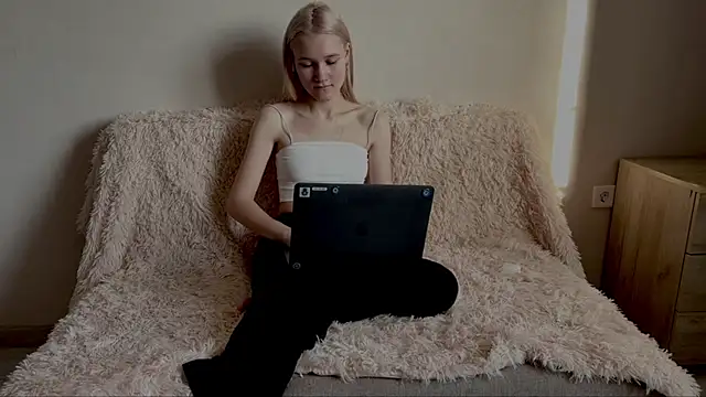 TwinedPeril online show from 11/28/25, 07:22