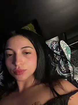 Snapshot of Oli_Mcneil chatting on 12/23/25, 04:10 Oli Mcneil online show from 12/23/25, 04:10