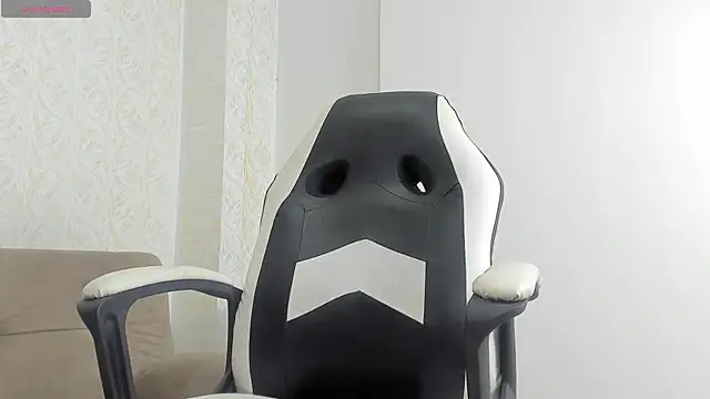 Snapshot of MaximoHall86 chatting on 10/01/25, 01:06 MaximoHall86 online show from 10/01/25, 01:06